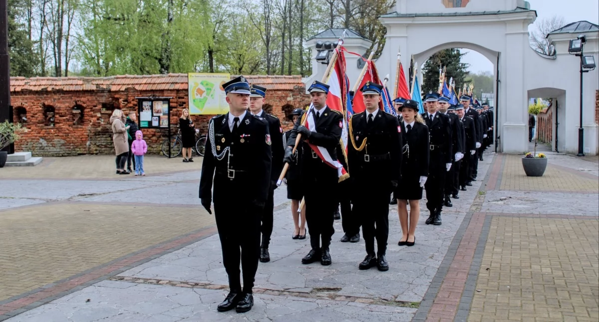ludzie, Strażacy pielgrzymowali Leśnej Podlaskiej XXVII Pielgrzymka Strażaków Powiatu Bialskiego - zdjęcie, fotografia