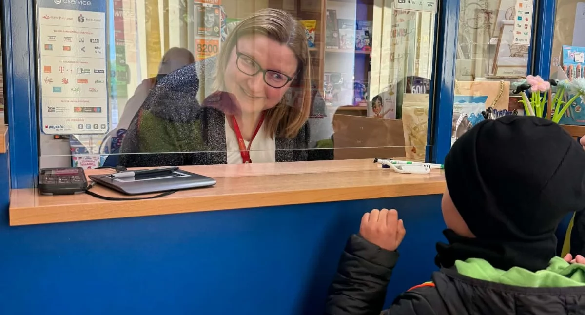edukacja, Małe listy wielkie odkrycia Pierwszoklasiści zajrzeli kulisy poczty Zalesiu - zdjęcie, fotografia