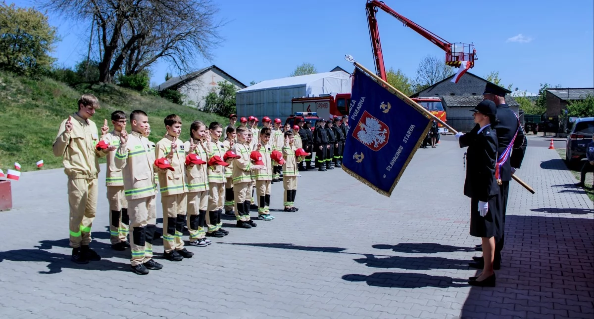 ludzie, Ślubowanie Młodzieżowej Drużyny Pożarniczej Sławacinku Starym - zdjęcie, fotografia