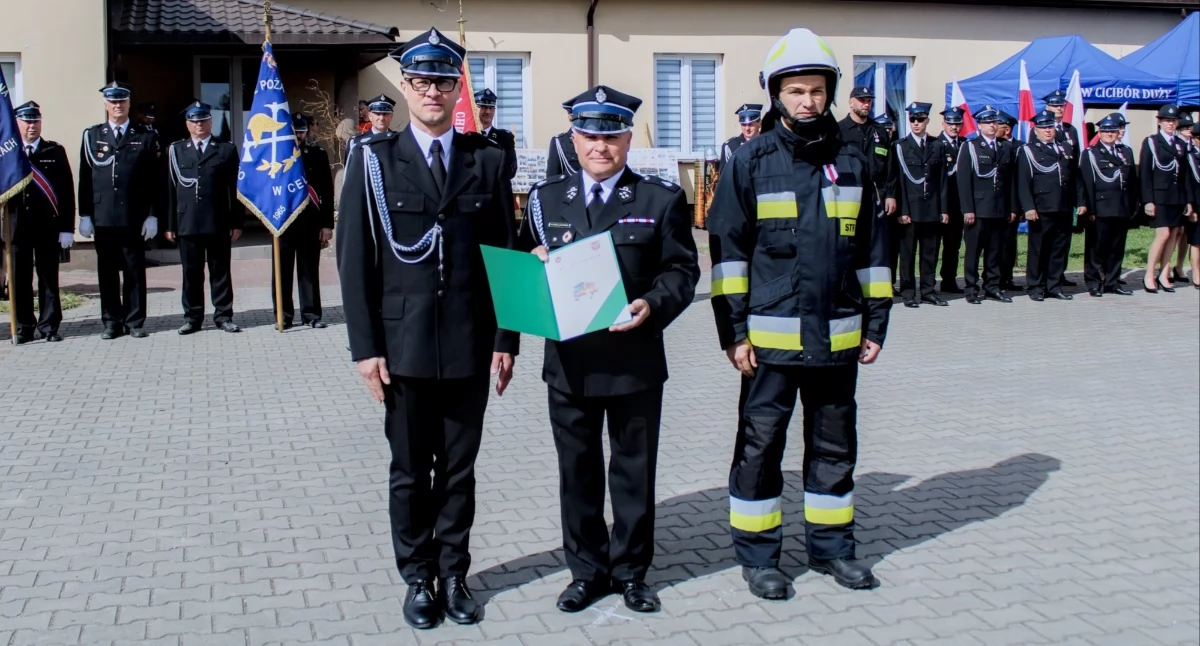 ludzie, Przekazanie nowego samochodu ratowniczo gaśniczego Cicibór Duży podczas obchodów lecia jednostki - zdjęcie, fotografia