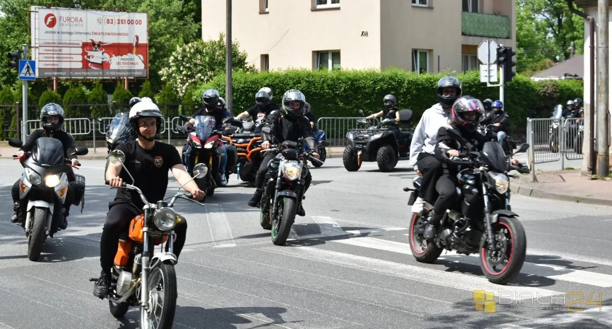 festyny, Motocykliści znów poruszyli Międzyrzec silników parada wielkie serca Parku Potockich - zdjęcie, fotografia