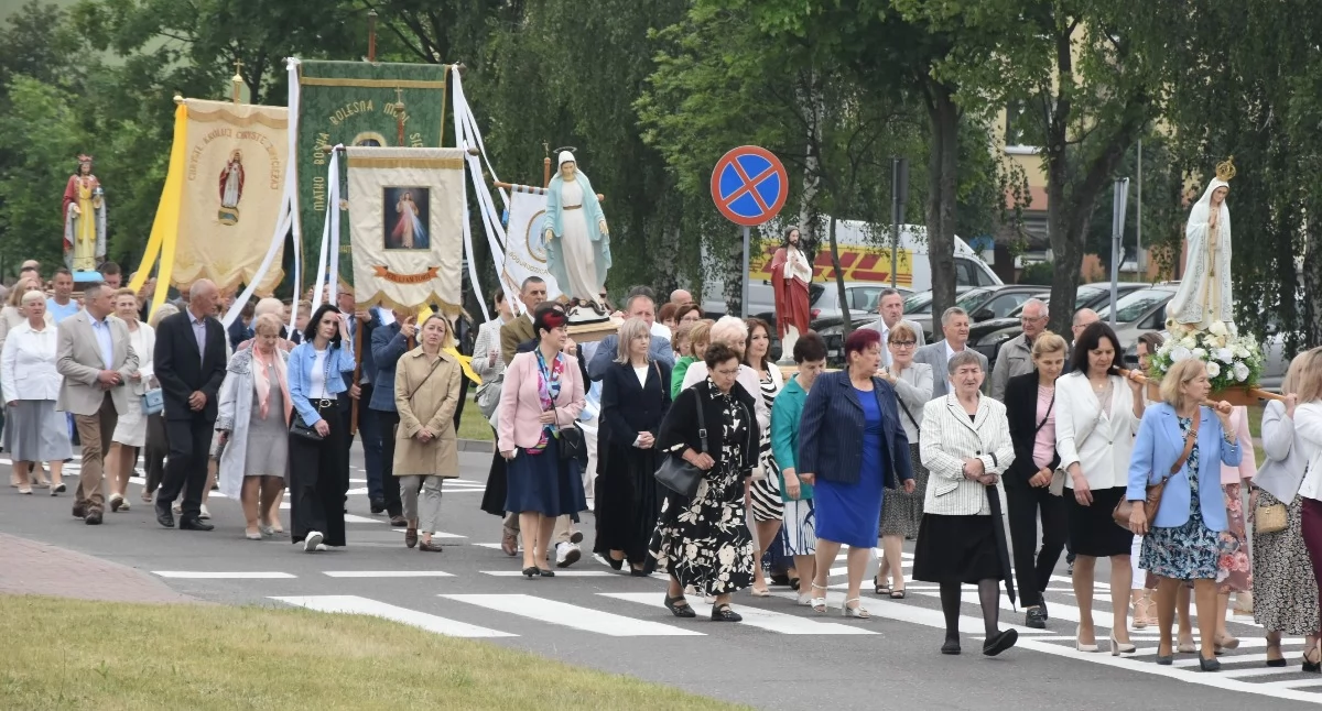 kościół, Boże Ciało Parafii Chrystusa Króla Międzyrzecu Podlaskim Tłumy wiernych przeszły uroczystej procesji - zdjęcie, fotografia