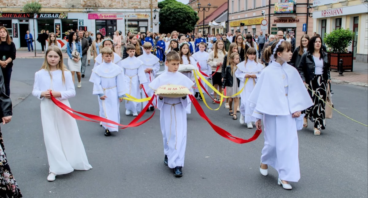 kościół, Tłumy wiernych Placu Wolności Białej Podlaskiej podczas uroczystości Bożego Ciała - zdjęcie, fotografia