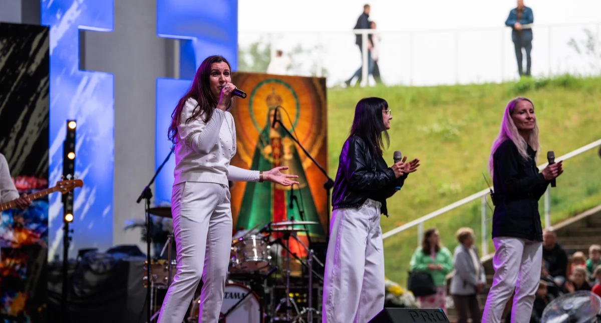 koncerty, Boże Ciało muzyką chrześcijańską Koncert Biała Jezusa zgromadził mieszkańców amfiteatrze - zdjęcie, fotografia