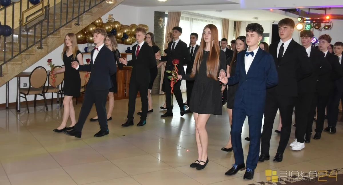 edukacja, Polonez wzruszenia podziękowania Ósmoklasiści międzyrzeckiej „Trójki” świętowali swój - zdjęcie, fotografia