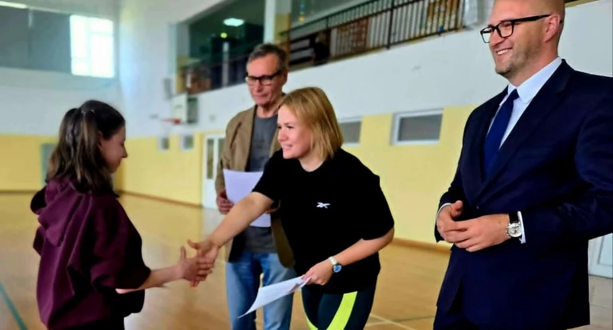 Siatkówka, Sportowe emocje integracja! Styrzyniec zdobywa Puchar Wójta Gminnych Międzyszkolnych Zawodach Piłce Siatkowej Gminie Biała Podlaska - zdjęcie, fotografia