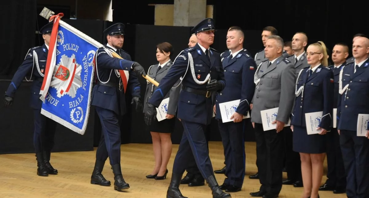Urząd, awansów mocne słowa nowych zagrożeniach świętowali bialscy policjanci - zdjęcie, fotografia