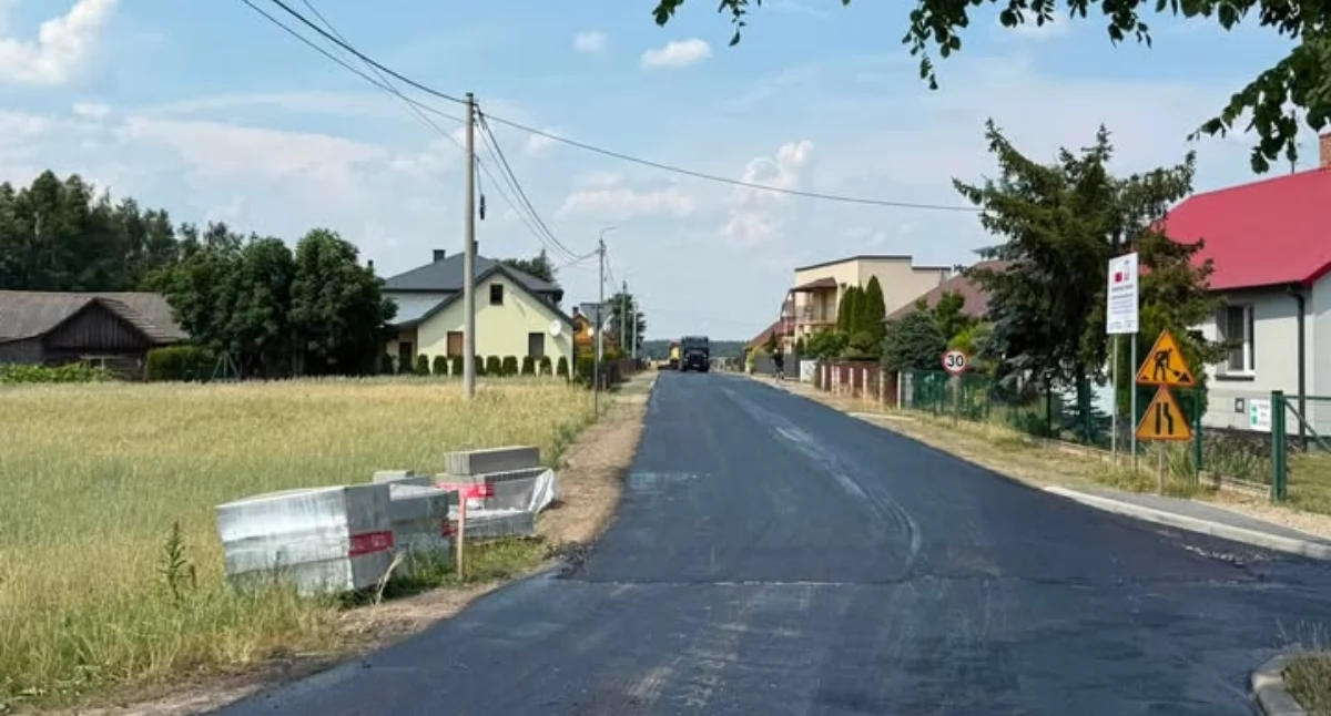 Inwestycje, nawierzchnia Rowinach Przebudowa drogi gminnej zakończona - zdjęcie, fotografia