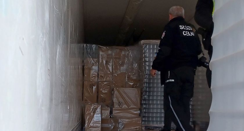 Granica, papierosów ukryte wśród słoików na granicy - zdjęcie, fotografia