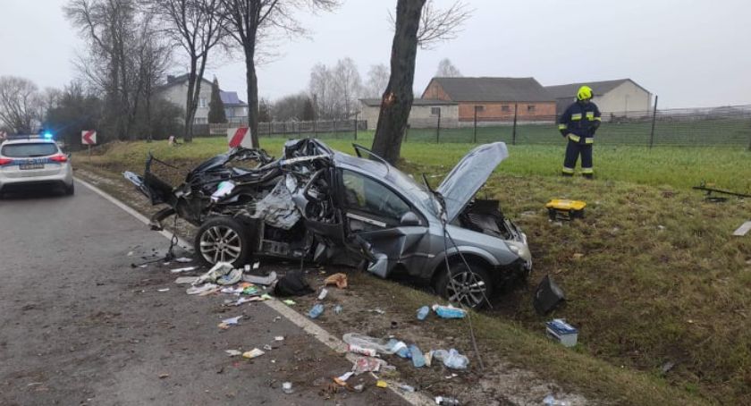 wypadki, Wypadek Komarnie Samochód uderzył drzewo kierująca była pijana - zdjęcie, fotografia