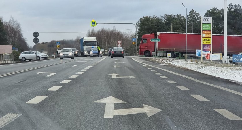 komunikacja, Zajeżdżony śnieg drogach Zarząd Dróg Wojewódzkich ostrzega - zdjęcie, fotografia
