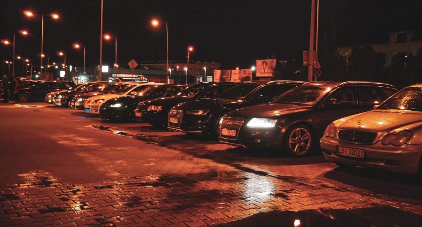 Moto, samochodowy nocą Białej Podlaskiej - zdjęcie, fotografia