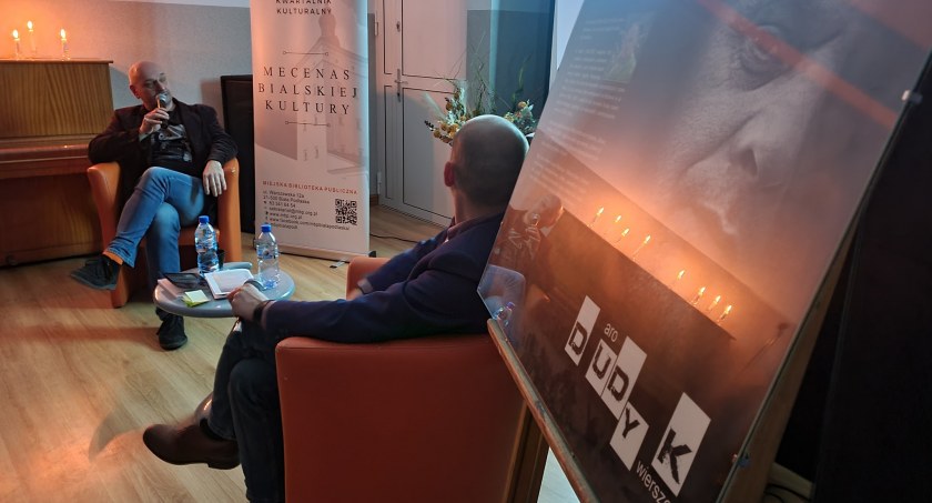 Biblioteka, pierwszą rocznicę śmierci czytano wiersze - zdjęcie, fotografia