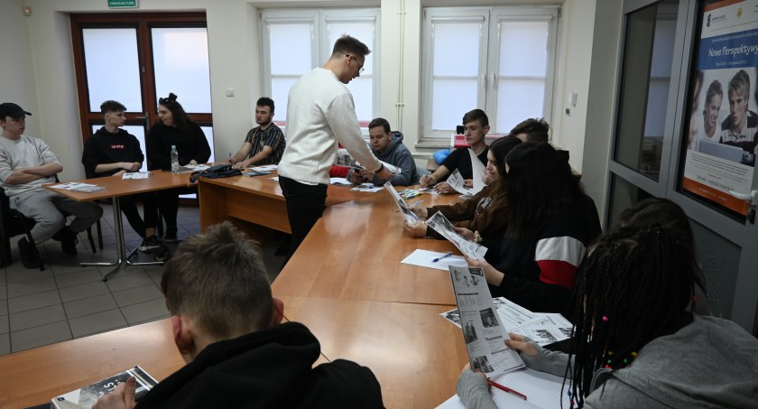 edukacja, Roskoszy uczą hiszpańskiego - zdjęcie, fotografia