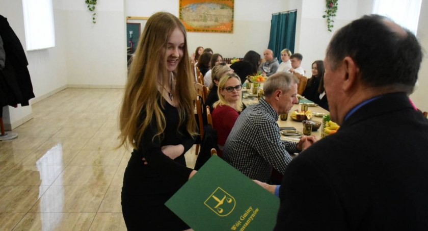 Koszykówka, Sportowcy gminie Konstantynów otrzymali wsparcie finansowe władz - zdjęcie, fotografia