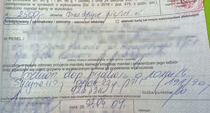 Prędkość, Dostała mandat pędził pustej drodze - zdjęcie, fotografia