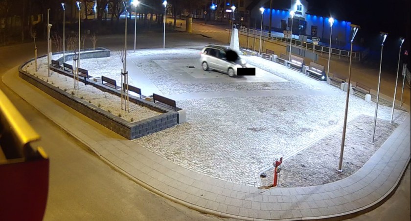 Urząd, Fontanna niedoczekała sezonu Ktoś wjechał autem - zdjęcie, fotografia
