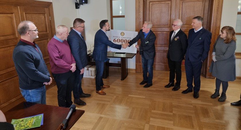 Pomoc, Rotary przekazało zakup pojazdu przewozu niepełnosprawnych uchodźców - zdjęcie, fotografia
