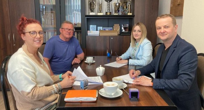 Inwestycje, Będą rozjaśniać gminę Umowa wykonawcą podpisana - zdjęcie, fotografia