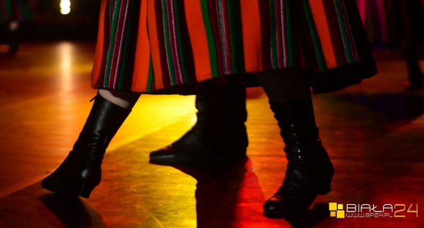 festyny, Palenie ogniska robienie wianków wspólne tańce - zdjęcie, fotografia
