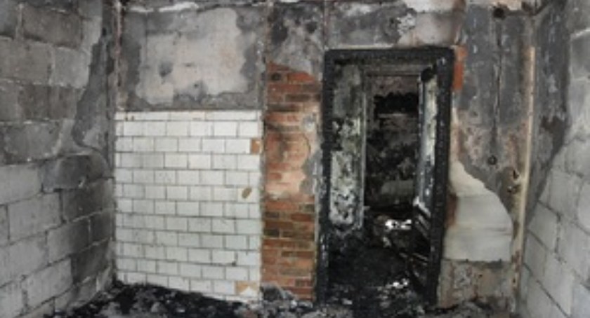 pożary, Podpalał przyświecić sobie znaleźć wartościowe przedmioty - zdjęcie, fotografia