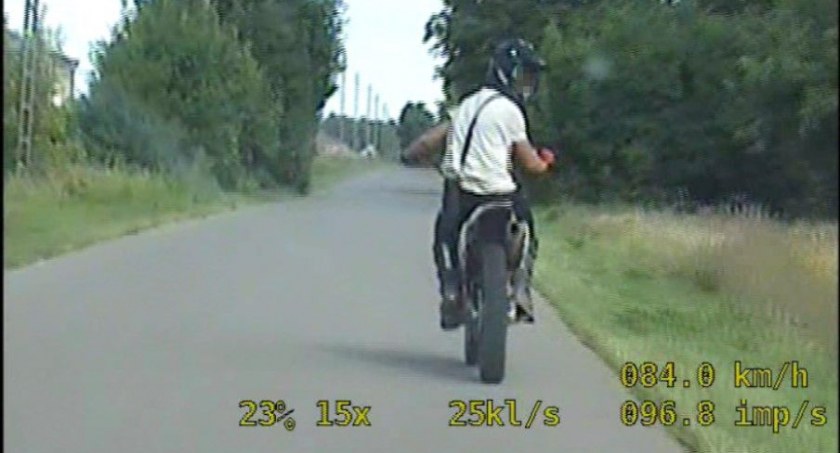 wokanda, latek uciekał motocyklu przed policją - zdjęcie, fotografia