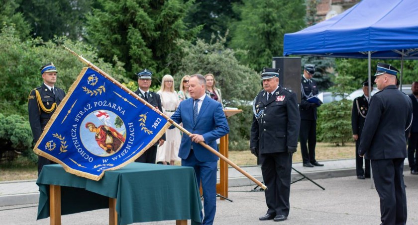 Urząd, straż pożarna walczy ogniem - zdjęcie, fotografia