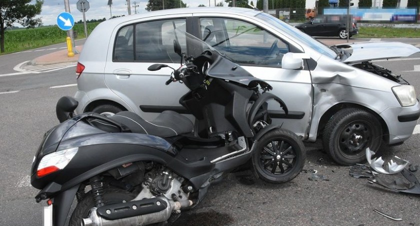 wypadki, ustąpiła pierwszeństwa doszło zderzenia motocyklistą - zdjęcie, fotografia