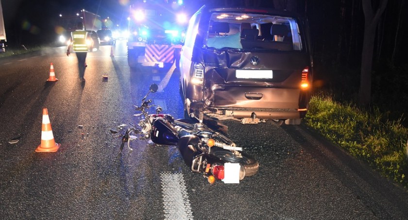 wypadki, Pijany motocyklista zderzył zaparkowanym poboczu busem - zdjęcie, fotografia