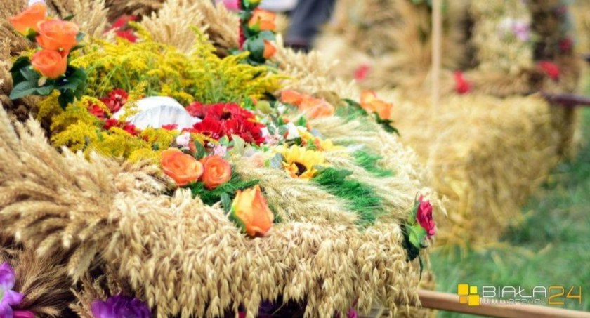 konkurs, Konkurs najpiękniejszy wieniec dożynkowy - zdjęcie, fotografia