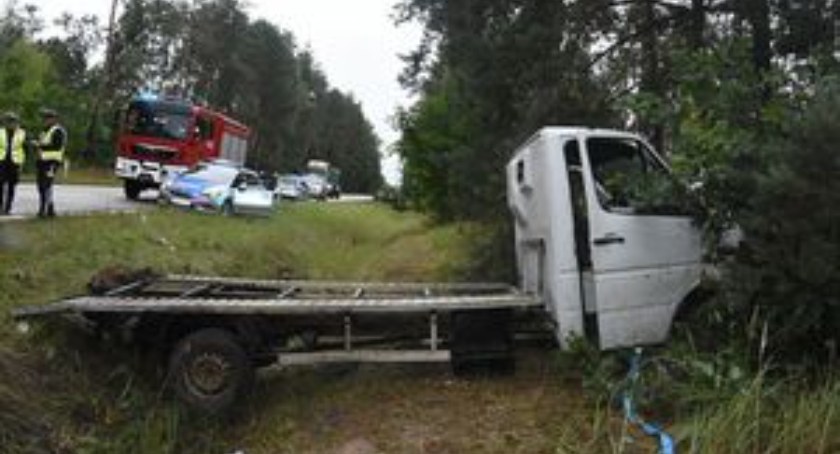wypadki, Lawetą wjechał uderzając przydrożne drzewo - zdjęcie, fotografia