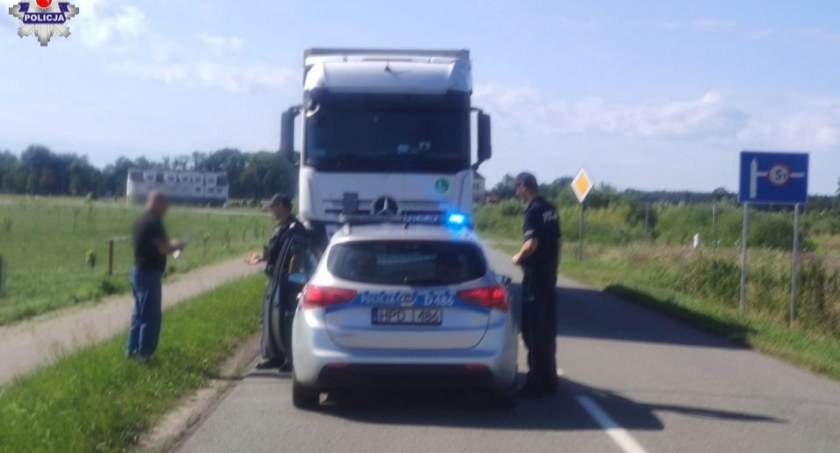 Granica, Policja dyscyplinuje kierowców ciężarówek - zdjęcie, fotografia