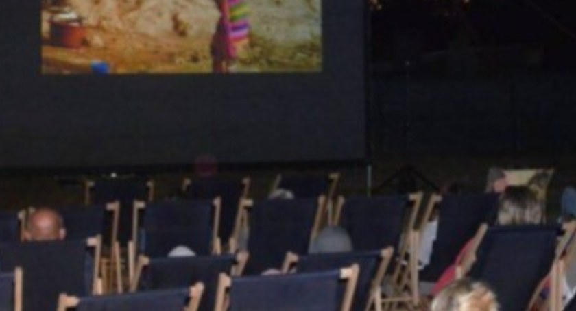 kino, Familijne plenerowe leżakach watą cukrową popcornem - zdjęcie, fotografia