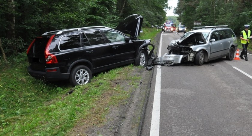 wypadki, Kierujący volvo letni mężczyzna trakcie wyprzedzania „na trzeciego” zderzył jadącym przeciwka volkswagenem - zdjęcie, fotografia