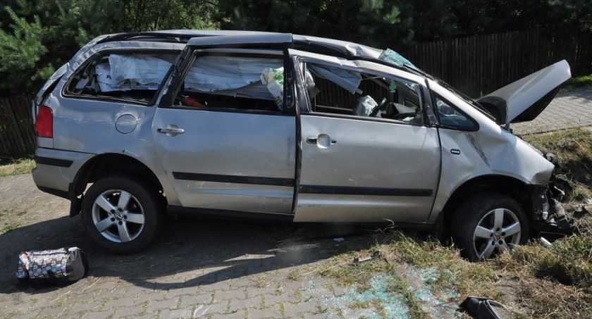 Rozbity VW Sharan 23-latka (fot. Policja Biała Podlaska)