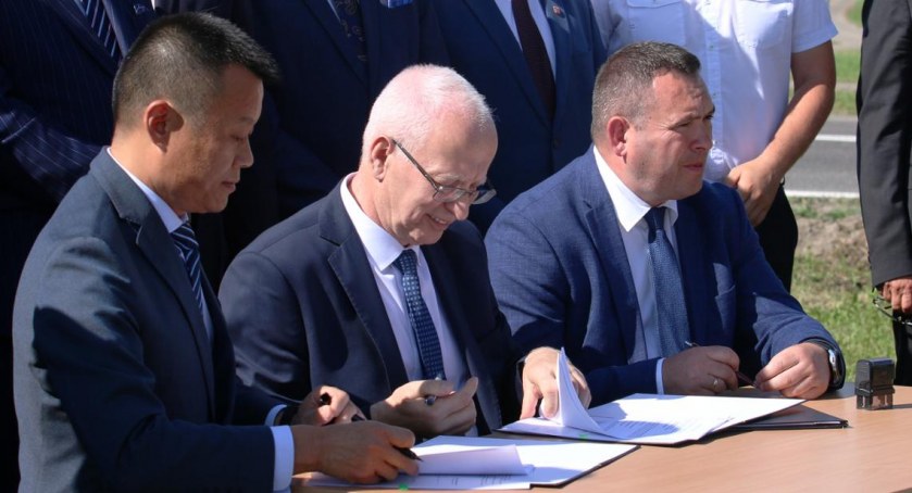 Podpisanie umowy na projekt i budowę odcinka drogi ekspresowej nr 19 od Międzyrzeca Podlaskiej do Radzynia Podlaskiego (fot. Ministerstwo Infrastruktury) 