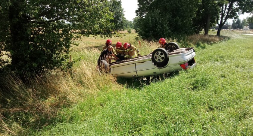 Samochód wypadł z drogi tuż za Wisznicami (fot. Kuba Pomoc Drogowa)