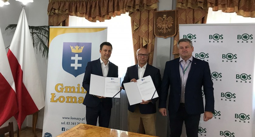 Jerzy Czyżewski, wójt gminy Łomazy podpisuje umowę o współpracy z Bankiem Ochrony Środowiska (fot. gmina Łomazy)