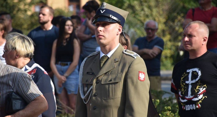 Delegacje władz samorządowych, wojsko, uczniowie i mieszkańcy dziś uczczą pamięci Powstańców Warszawskich (fot. Archiwum)