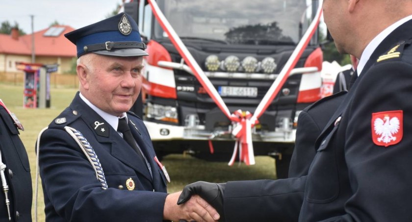 Przekazanie aktu do nowego samochodu ratowniczo-gaśniczego dla OSP Sławatycze (fot. Weronika Sławińska)
