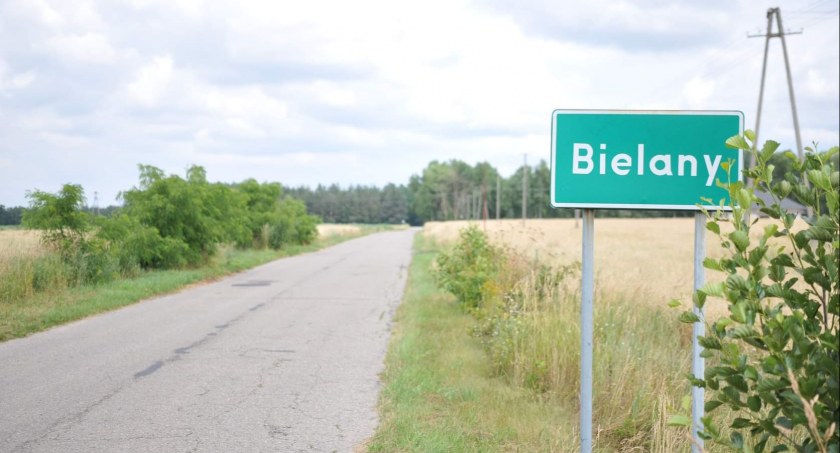 Wkrótce na drodze z Bielana do Krasówki pojawi się nowy dywanik asfaltowy (fot. Gmina Łomazy)