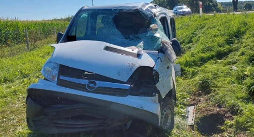 Opel z porannego wypadku w Polubiczach Wiejskich (fot. KMP Biała Podlaska)