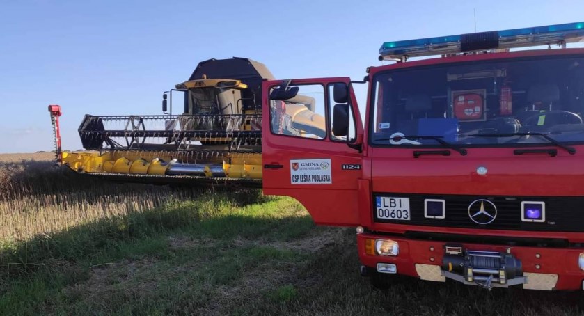 Strażacy gasili pożar dwóch kombajnów zbożowych (fot. OSP Leśna Podlaska)