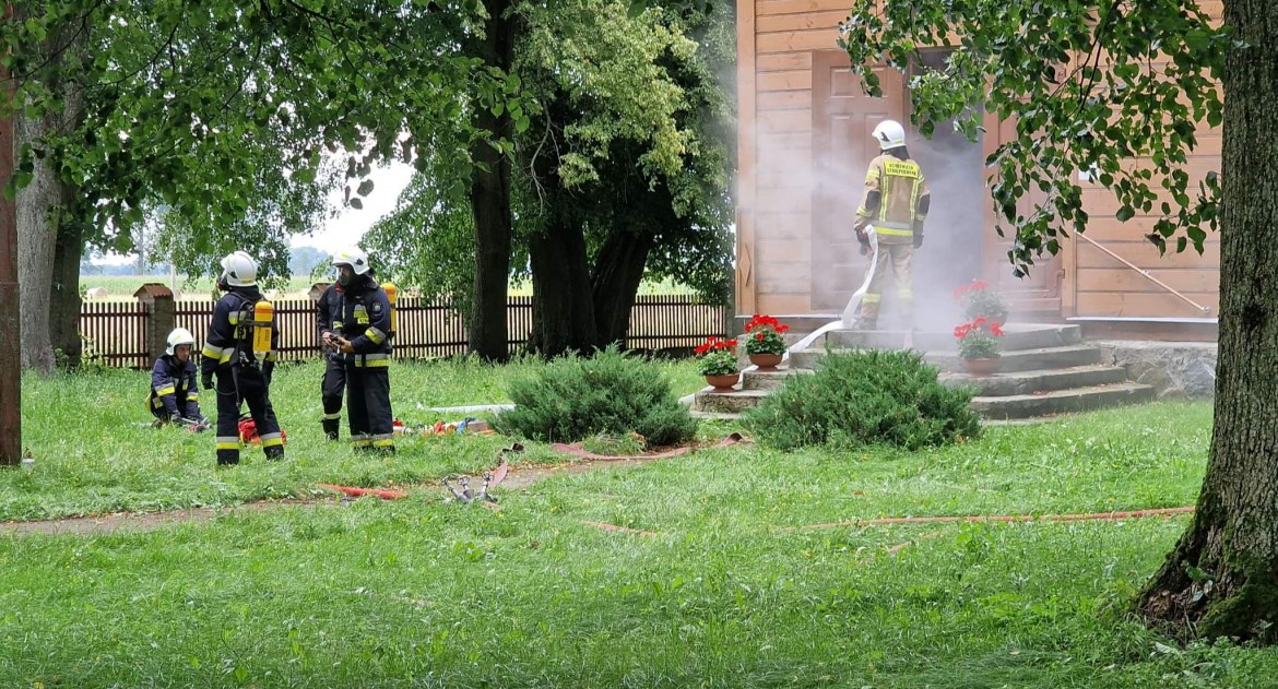 Trwają ćwiczenia w Bukowicach. Pali się Kaplica