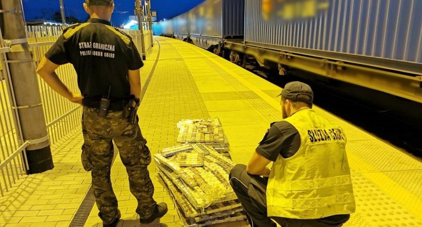 Służby graniczne znalazły w pociągu papierosy (fot. KAS)