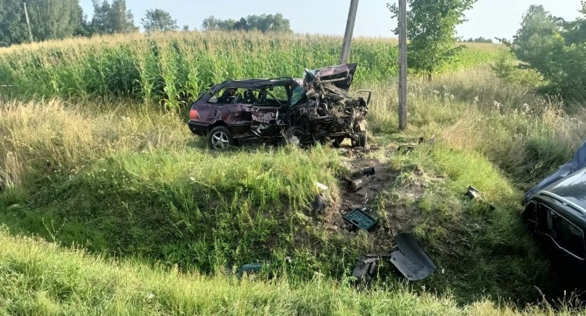 Samochody po wypadku w Sławatyczach były bardzo zniszczone (fot. PSP Biała Podlaska/OSP Sławatycze)