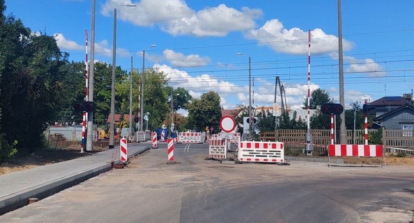 Co najmniej do 16 września nie przejedziemy przez przejazd kolejowy na ul. Łomaskiej (fot. Karolina Kalinowska)