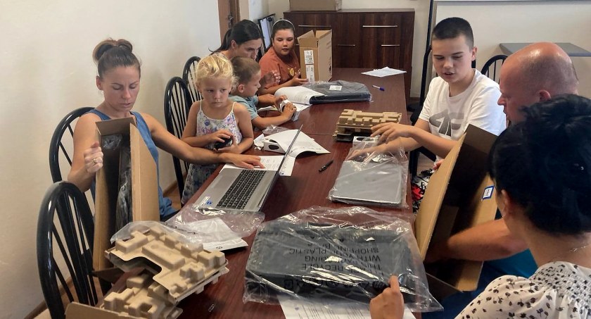 Rozdanie nowoczesnych laptopów (fot. gmina Leśna Podlaska)