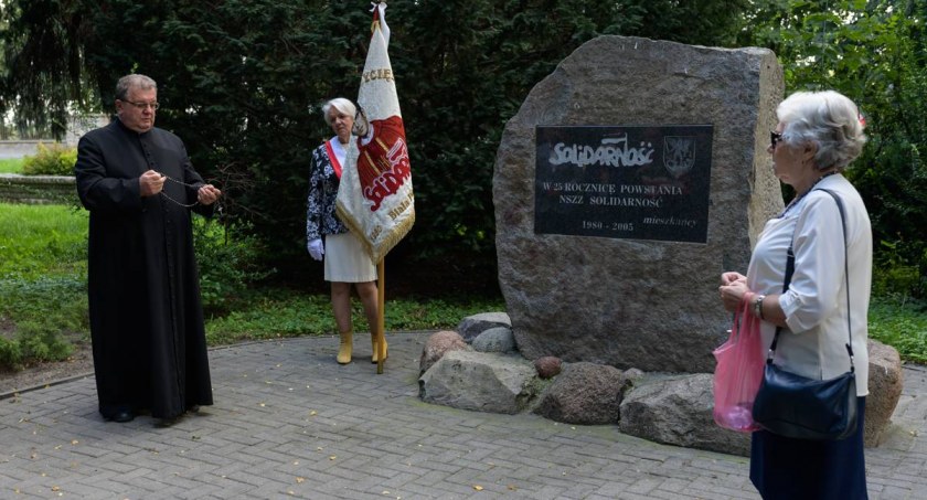Najpierw złożono kwiaty przed pomnikiem Solidarności przy ul. Warszawskiej (fot. Beata Kalinowska)