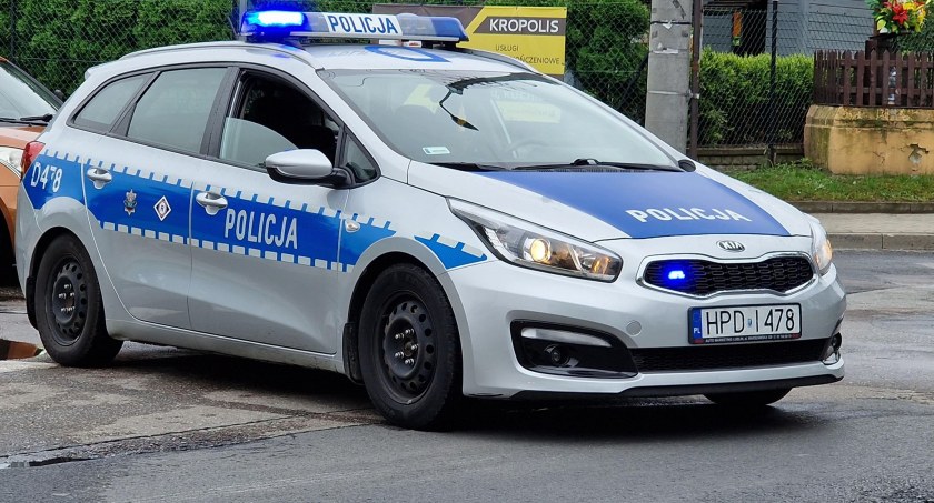 Prędkość, powinien siedzieć kierownicą Miał zakaz przekroczył prędkość - zdjęcie, fotografia